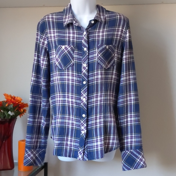 Levi's Tops - Levi's Soft Flannel Button Up Shirt - Large